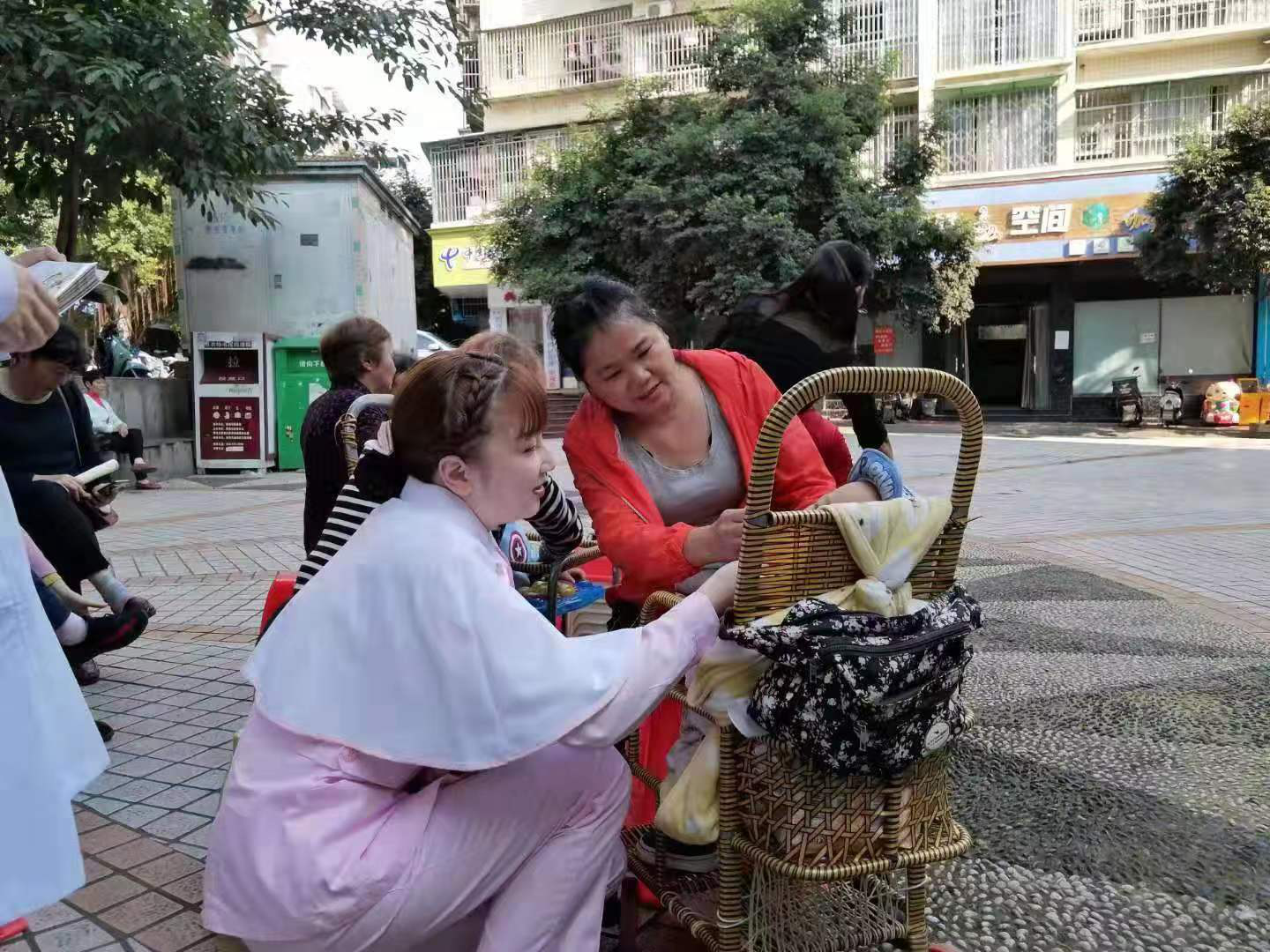 三医儿科社区行，科学养育进家庭 1.png